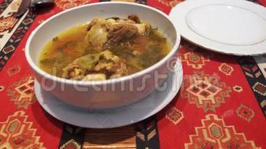 餐厅里的<strong>羊肉汤</strong>。 Piti汤，阿塞拜疆民族菜